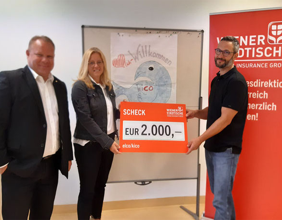 v.l.: Heinz Falmbigl, Vzbgm. Christa Raggl-Mühlberger, Hans Gruber mit einem Scheck über 2.000 Euro.