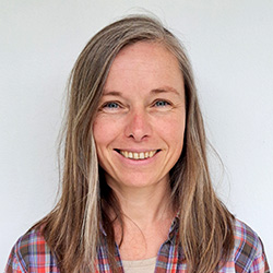 pmooe_Portrait_redbox_Iris-Quehenberger_neu