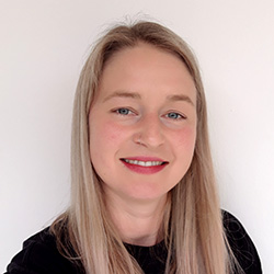 pmooe_Portrait_redbox_Jutta-Hartl_neu