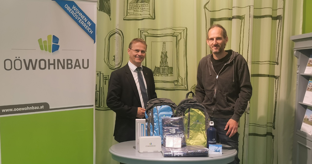 Ing. Dr. Harich, Geschäftsführer der OÖ Wohnbau übergibt Sachspenden an Martin Heim, den stellvertretenden Geschäftsfeldleiter von pro mente Jugend.