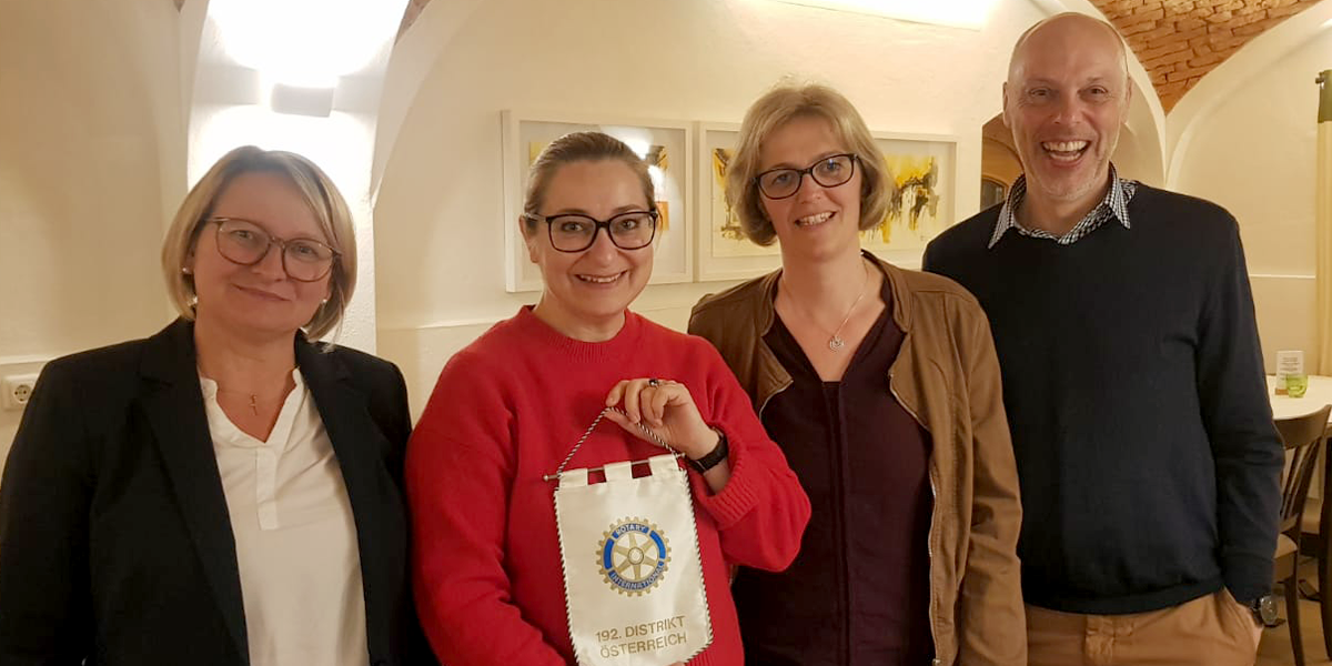 Mag. Eva Schöppl-Aigner (Teamleitung PSB Braunau – elco/kico ist ein Ergänzungsangebot der PSB), Mag. Mitzi Engelbutzeder MA MA (derzeitige Präsidentin Rotary Braunau), Manuela Nemesch, Karl Hubauer (Mitarbeiter PSB Braunau) bei der Übergabe der Spende in Braunau.