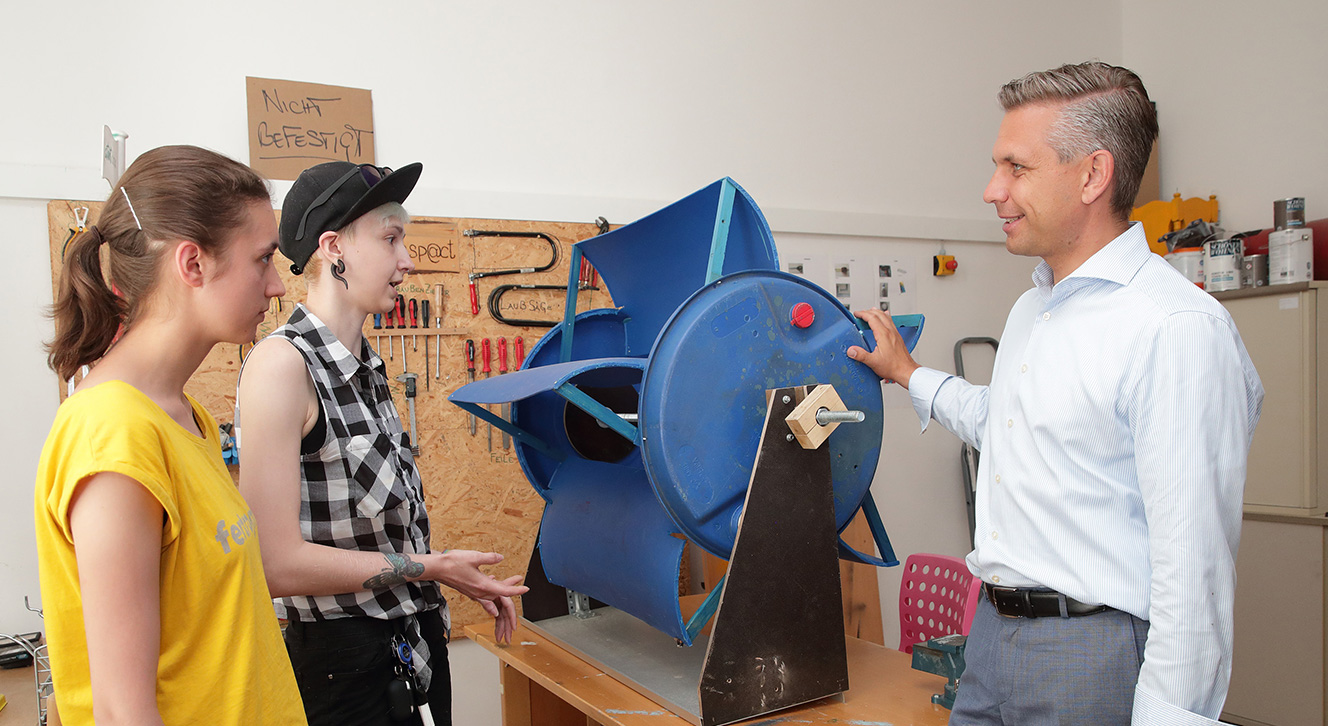 Soziallandesrat Wolfgang Hattmannsdorfer im Gespräch mit zwei Jugendlichen der Startbox