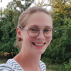 pmooe_Portrait_bluebox_Katharina-Lehner