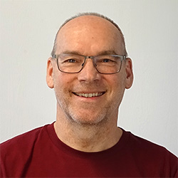 pmooe_Portrait_redbox_Roland-Schimpl