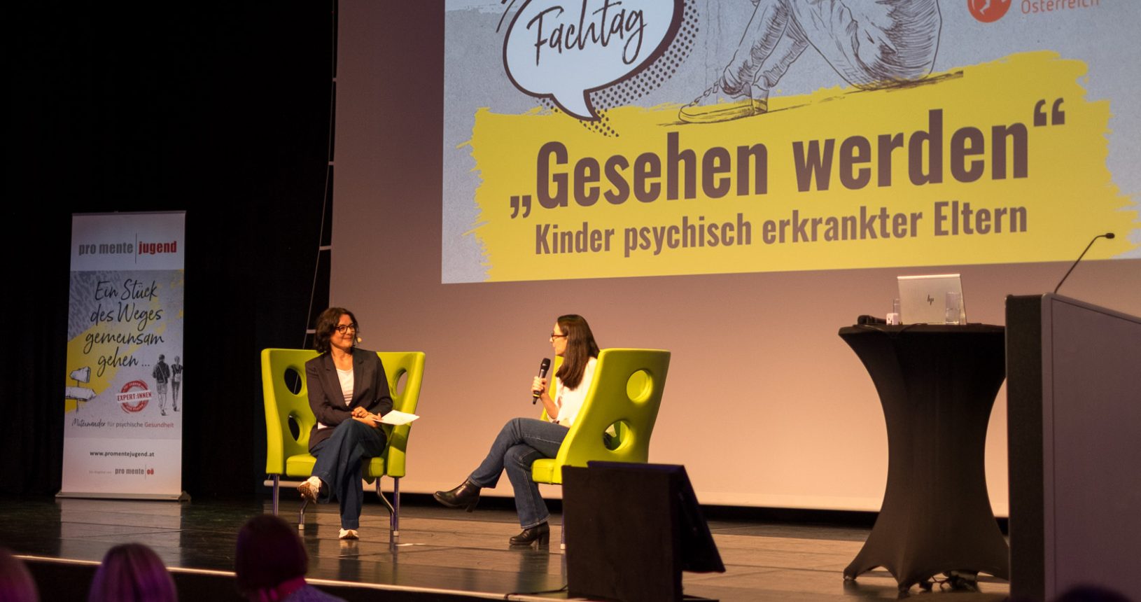 Auf der Bühne am Fachtag "Gesehen werden" von pro mente Jugend