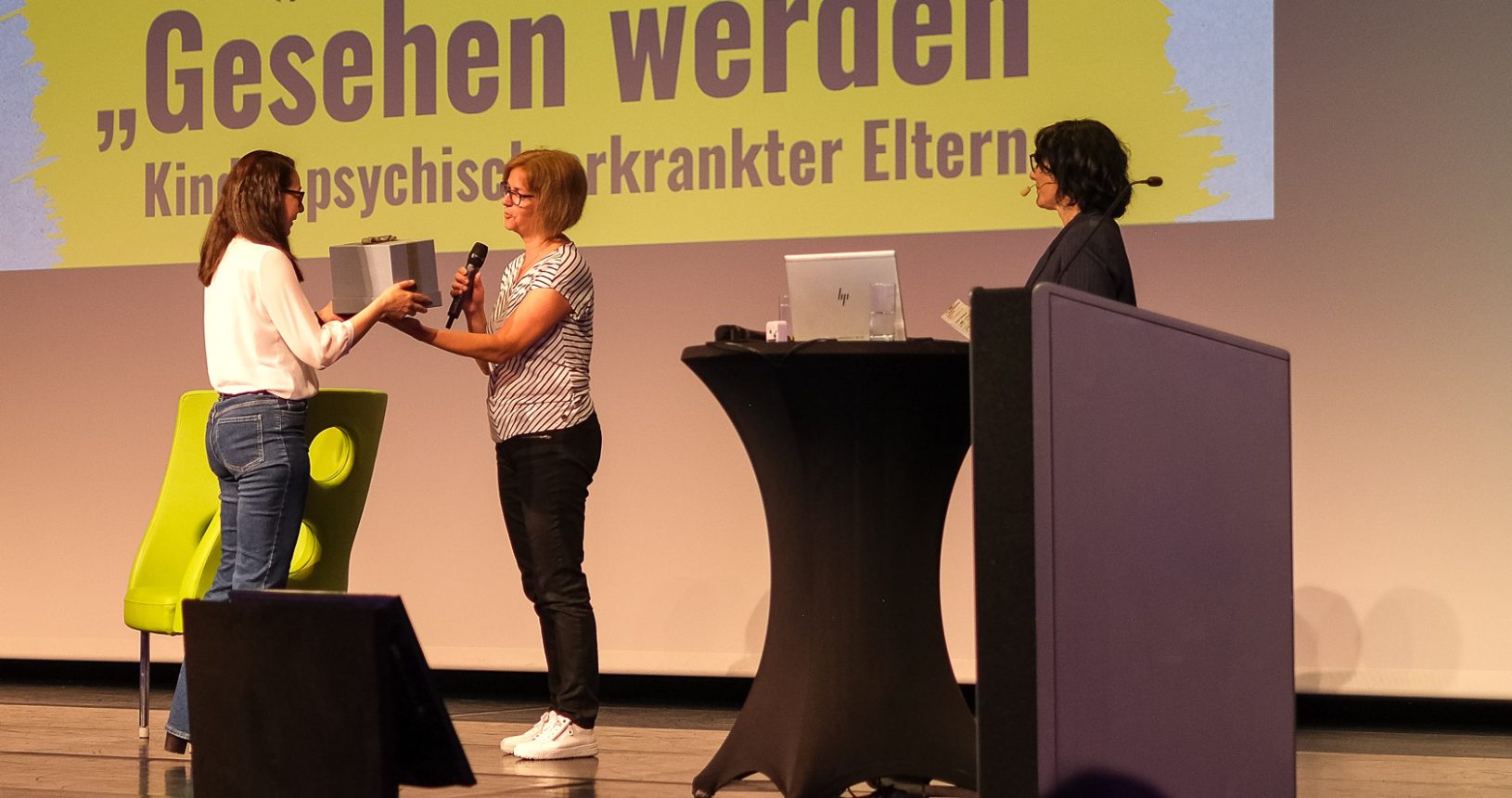 Auf der Bühne am Fachtag "Gesehen werden" von pro mente Jugend