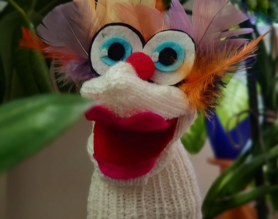 Ein lustiges Tier aus einem gestrickten Socken mit einem großen Plappermaul.