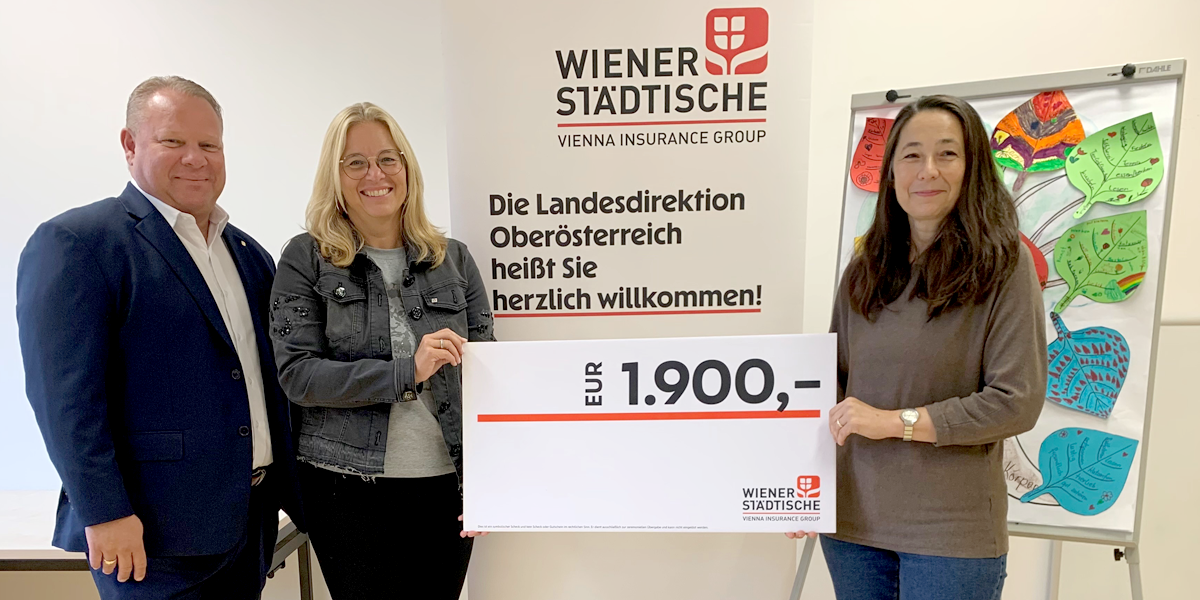 Daniela Hausleithner (Teamleitung elco/kico Wels), Heinz Falmbigl (Verkaufsleitung Wiener Städtische) und die Welser Vizebürgermeisterin Christa Raggl-Mühlberger mit dem Scheck über 1.900 Euro